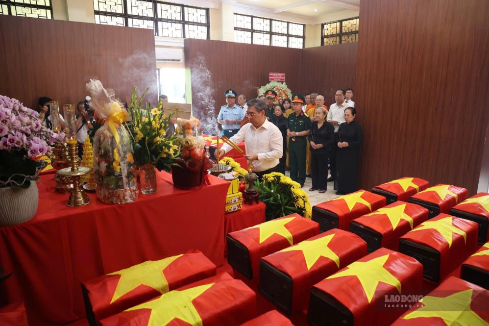 Mr. Nguyen Phuoc Loc - Member of the Party Central Committee, Deputy Secretary of the City Party Committee, Chairman of the Vietnam Fatherland Front Committee of Ho Chi Minh City offers incense to heroic martyrs at Le Thi Rieng Park. Photo: Anh Tu
