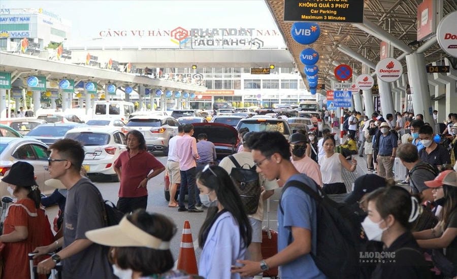 Passengers waiting in the corridor of Terminal T1 of Tan Son Nhat airport. Photo: Anh Tu