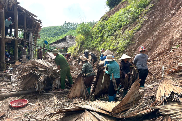 Police go to the grassroots level to help people overcome the consequences of thunderstorms. Photo: CACC