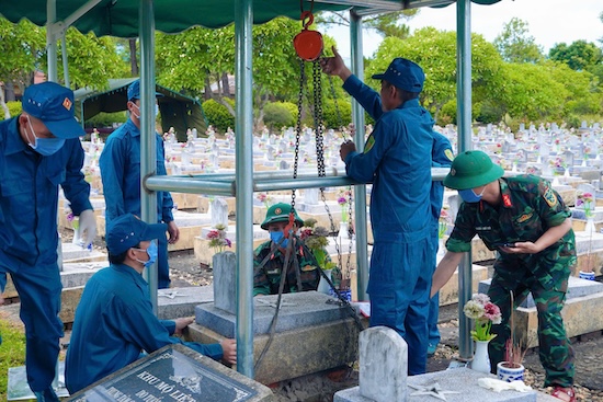 Forces organize the implementation of sampling, information digitization and handover of martyr remains samples at Vinh Linh Martyrs' Cemetery. Photo: Quang Tri Provincial Military Command