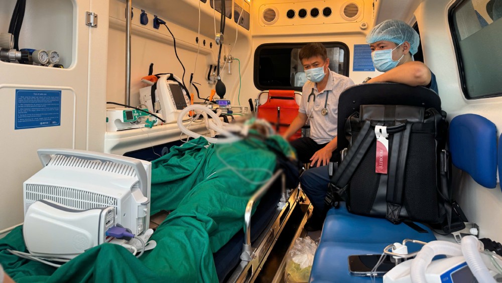 La victime du naufrage du hors-bord à Phú Quốc a reçu une intervention coronarienne réussie et a ensuite été transférée à l'hôpital Chợ Rẫy pour y être soignée. Photo: Hoàng Dung