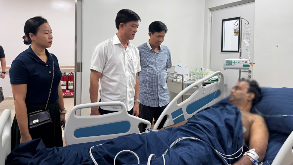 Ngay hôm xảy ra vụ việc, lãnh đạo địa phương đã đến bệnh viện thăm hỏi tình hình các nạn nhân vụ lật ca nô. Ảnh: Hoàng Dung