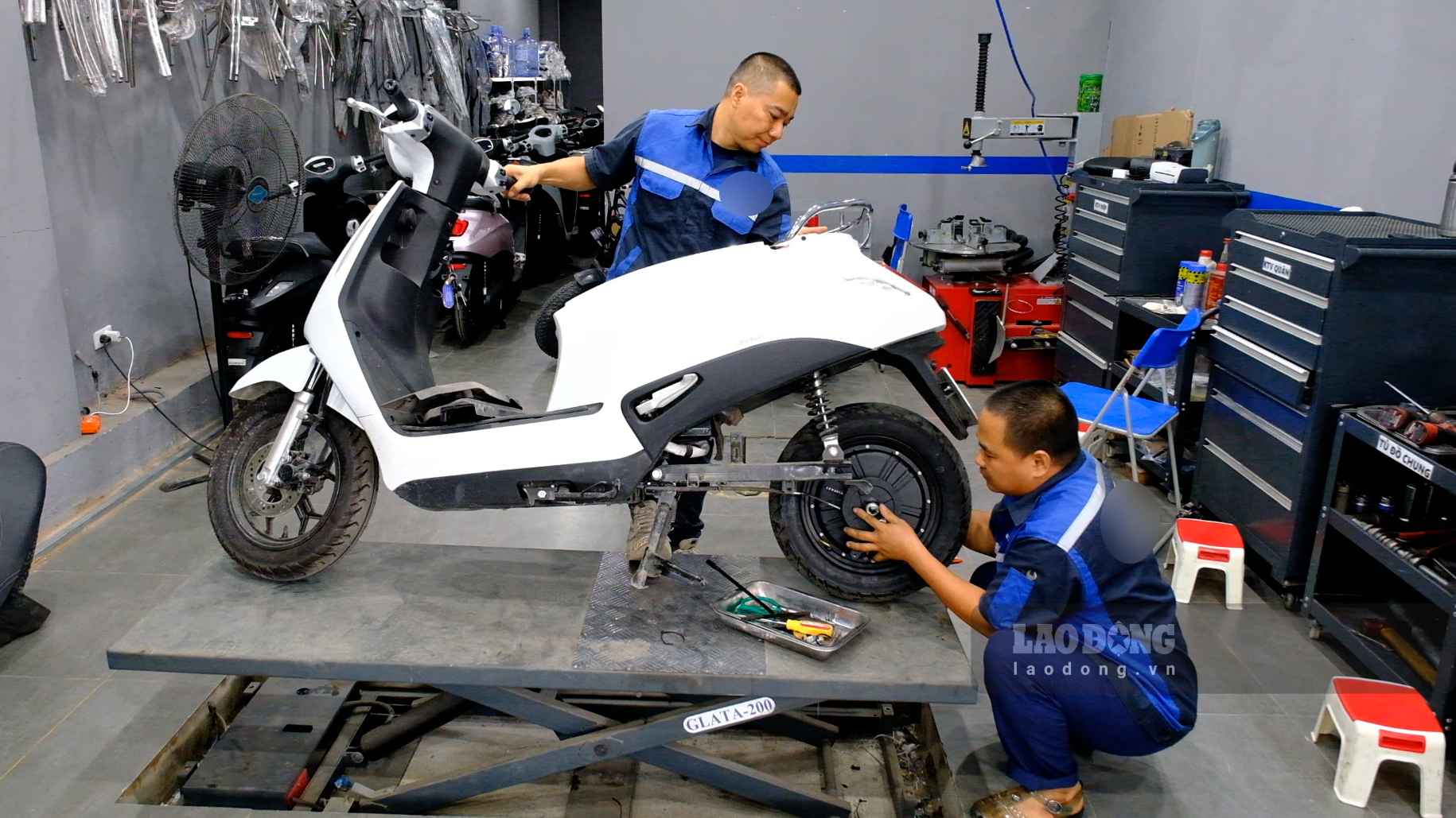Các đại lý khuyến cáo người dùng không nên tự ý độ chế xe hoặc lắp thêm các phụ kiện không rõ nguồn gốc vì có thể làm tăng nguy cơ mất an toàn. Ảnh: Hân Nghiên