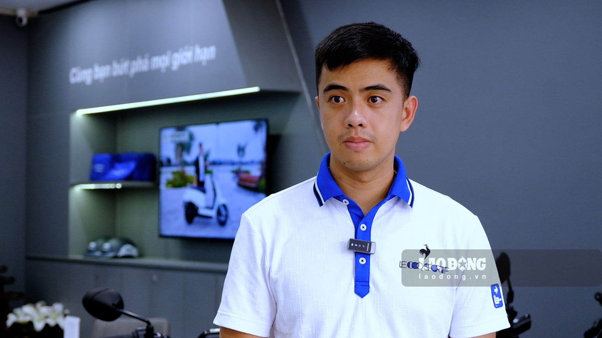 Anh Tăng Văn Mạnh - chủ một cửa hàng xe máy điện tại Hà Nội - khuyến cáo phụ huynh nên lựa chọn xe của các thương hiệu uy tín để đảm bảo an toàn. Ảnh: Hân Nghiên