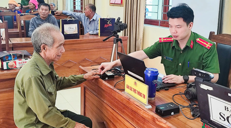 Lấy vân tay cho thân nhân liệt sĩ.