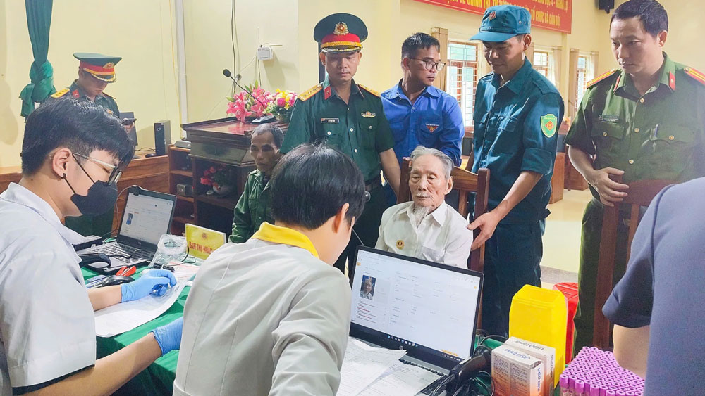 Ngay từ sáng sớm rất đông thân nhân liệt sĩ đã có mặt để thực hiện lấy mẫu.
