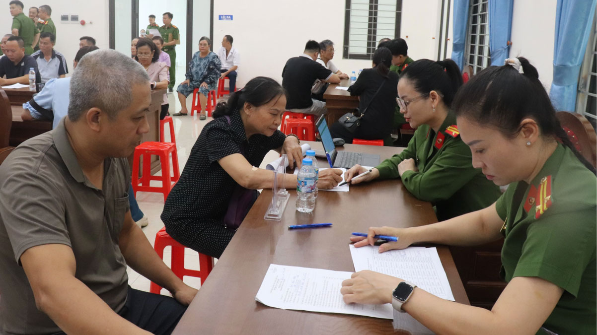 Lực lượng chức năng thu mẫu ADN của thân nhân liệt sĩ chưa xác định được thông tin tại phường Lào Cai.