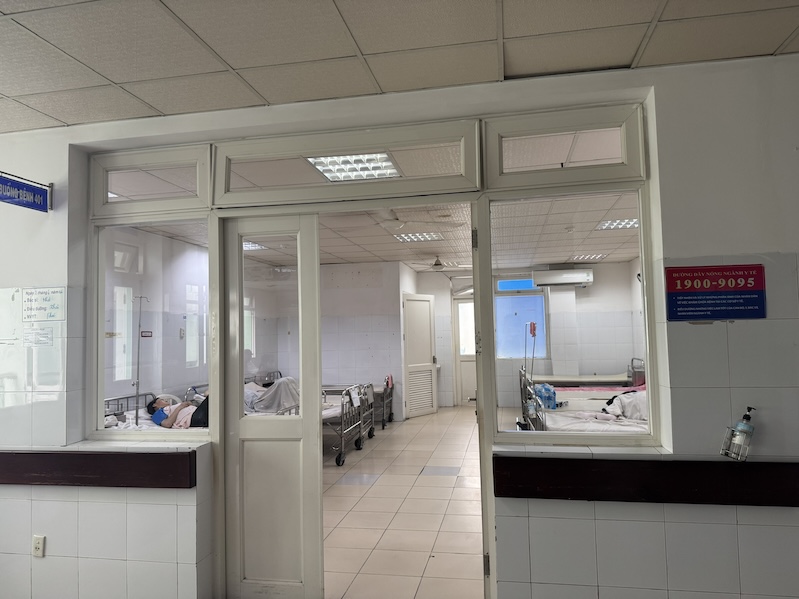 Bệnh nhân nghi ngộ độc thực phẩm đang được truyền dịch và điều trị tích cực tại bệnh viện. Ảnh: Bệnh viện Đà Nẵng