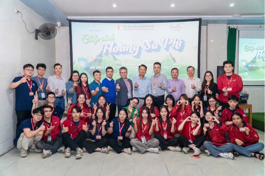 Nguyễn Thị Oanh (người đầu tiên thứ 4, từ phải sang 