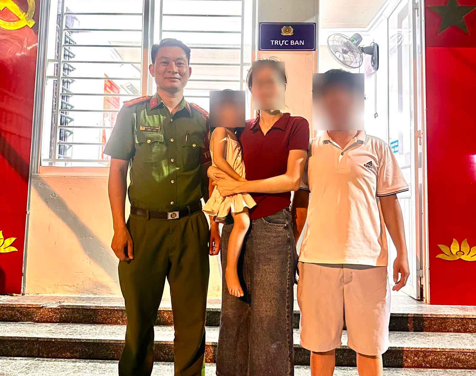 The 3-year-old girl who got lost was discovered by the police and returned to her family. Photo: Cua Lo Ward Police