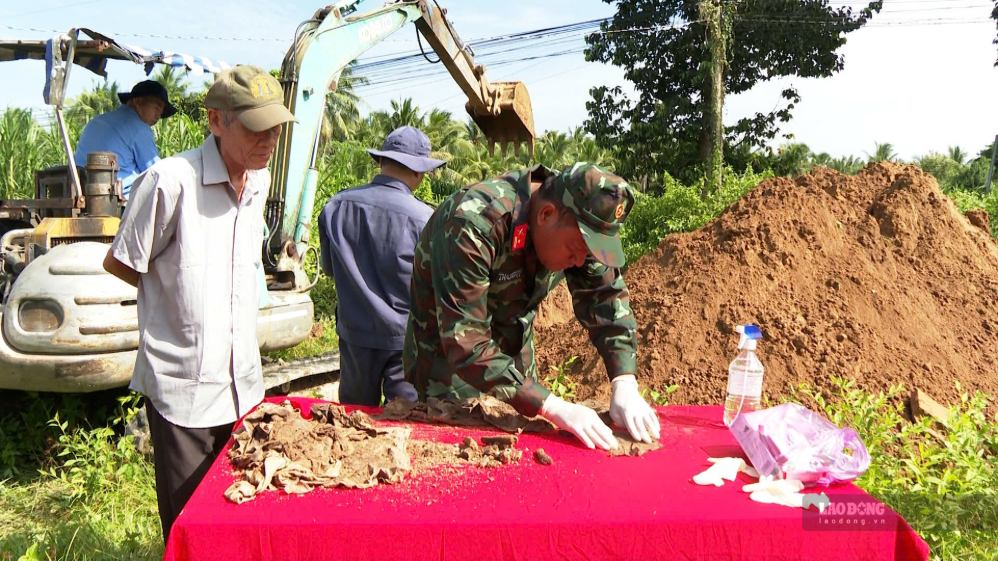 Forces of Steering Committee 515 of Vinh Long province, Team K90 and local authorities deploy to search for martyrs' remains at the temporary cemetery in Tan Thanh Binh commune. Photo: Hoang Loc