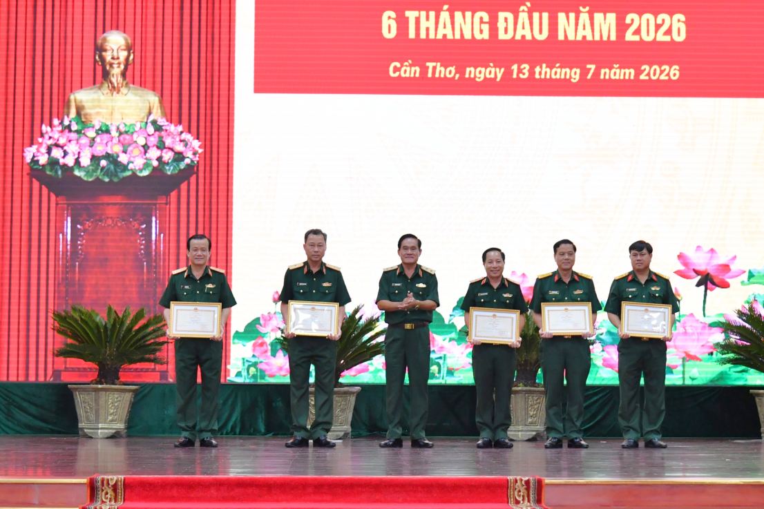 Authorized by the Ministry of National Defense, Lieutenant General Nguyen Xuan Dat awarded Certificates of Merit from the Minister of National Defense to collectives and individuals with outstanding achievements in implementing the arrangement of administrative units at all levels and the operation of local governments at 2 levels. Photo: Military Region 9 provided