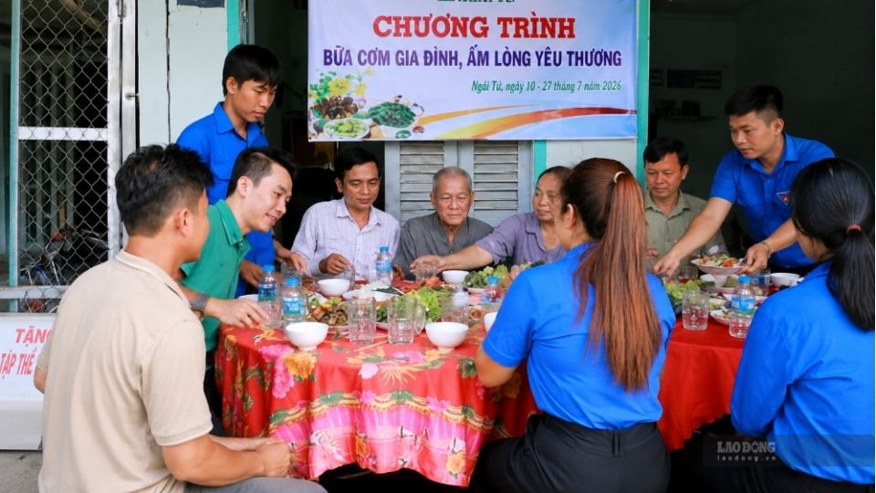 Leaders of Ngai Tu commune and officials and union members have a friendly meal with policy families, spreading gratitude. Photo: Hoang Loc