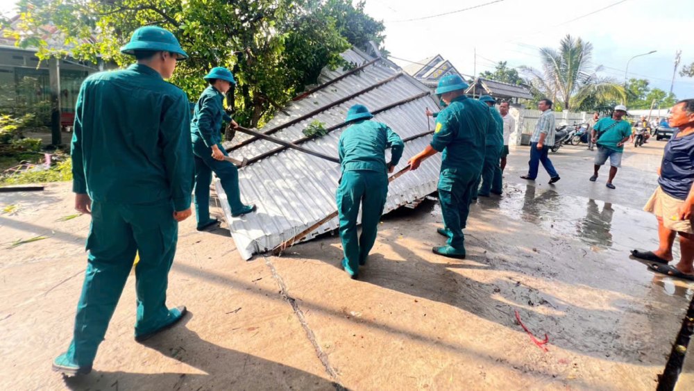 Supporting people to overcome the consequences after the impact of thunderstorms. Source: Vinh Thong Ward Military Command