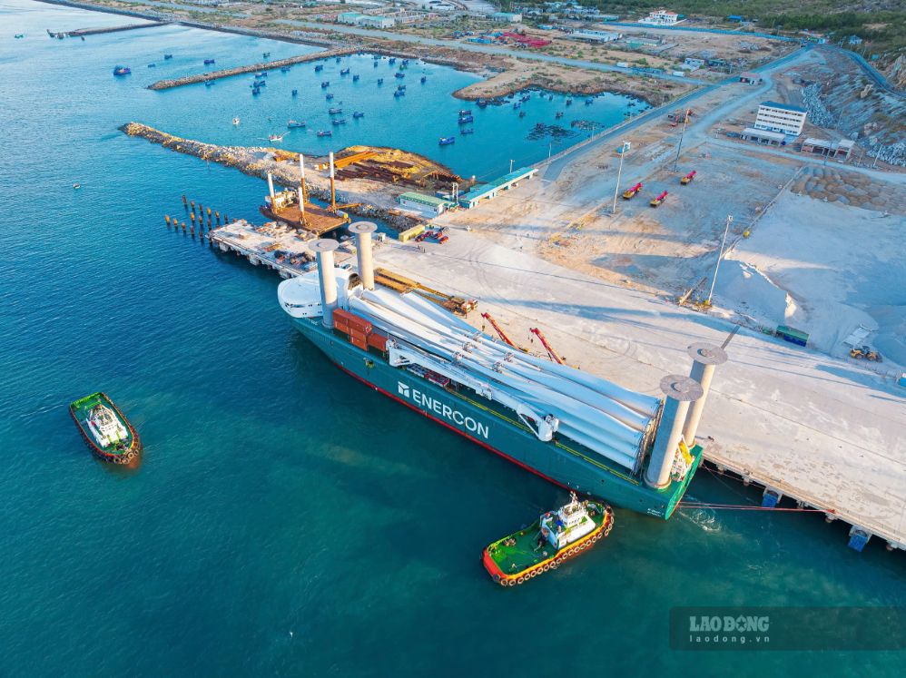 Experts believe that Khanh Hoa is aiming for a regional logistics transshipment center. Photo: Huu Long