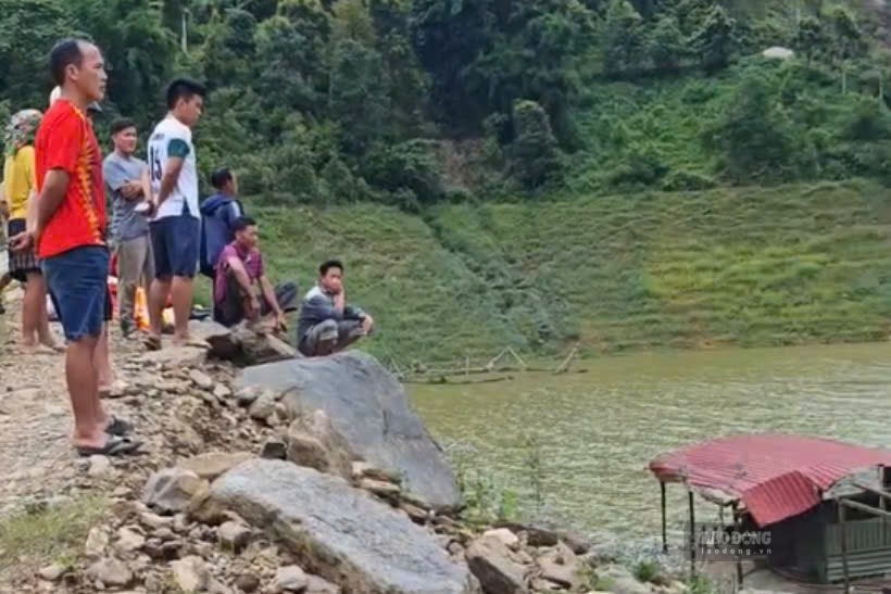People in Long Cang village, Ngoc Chien commune, Son La province are waiting for news that Giang A Th is missing. Photo: Sieu Cua