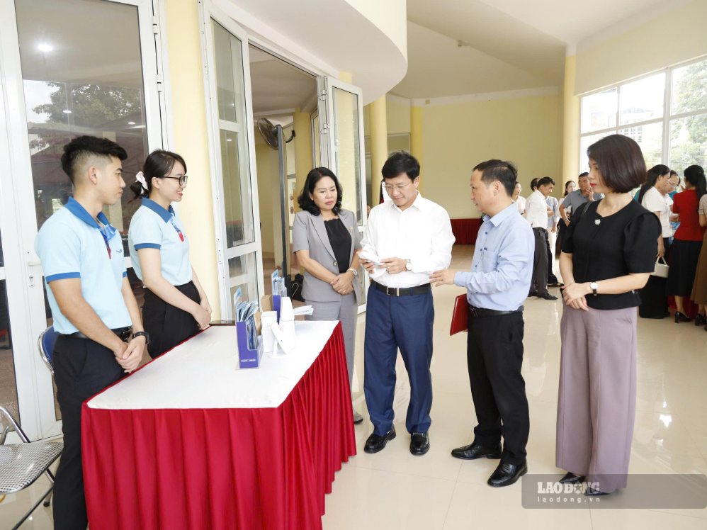 Ông Mùa A Vảng - Chủ tịch Ủy ban MTTQ Việt Nam tỉnh Điện biên phát biểu và trải nghiệm dịch vụ tại chương trình. Ảnh: Tân Văn 