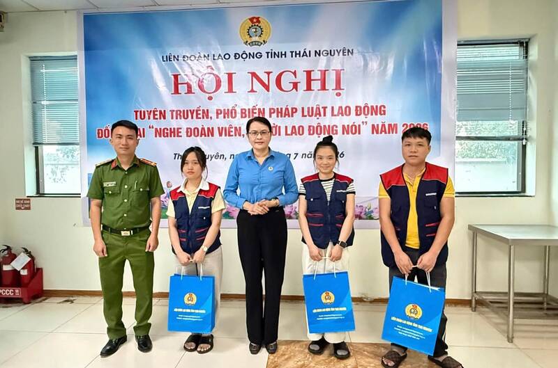 Tặng quà cho đoàn viên, người lao động. Ảnh: Công đoàn Thái Nguyên