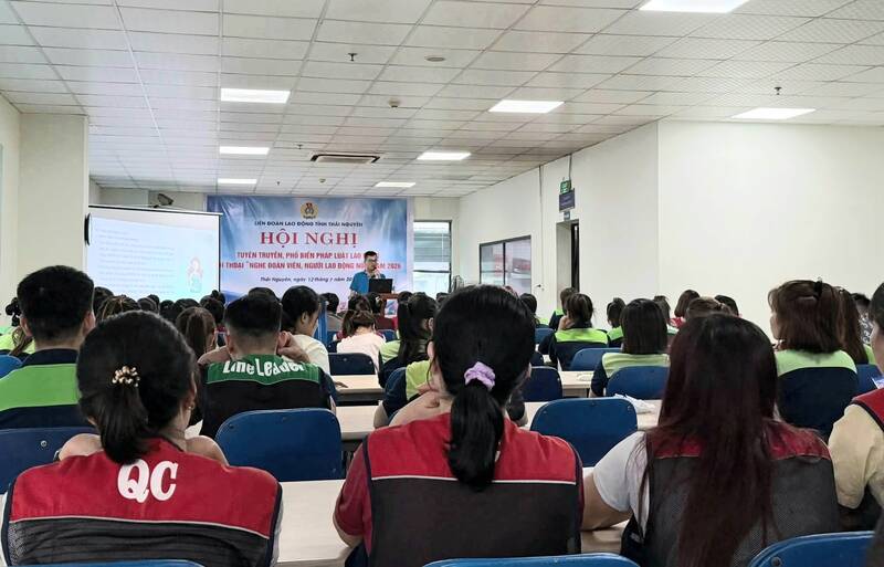 A large number of union members attend the propaganda conference. Photo: Thai Nguyen Trade Union