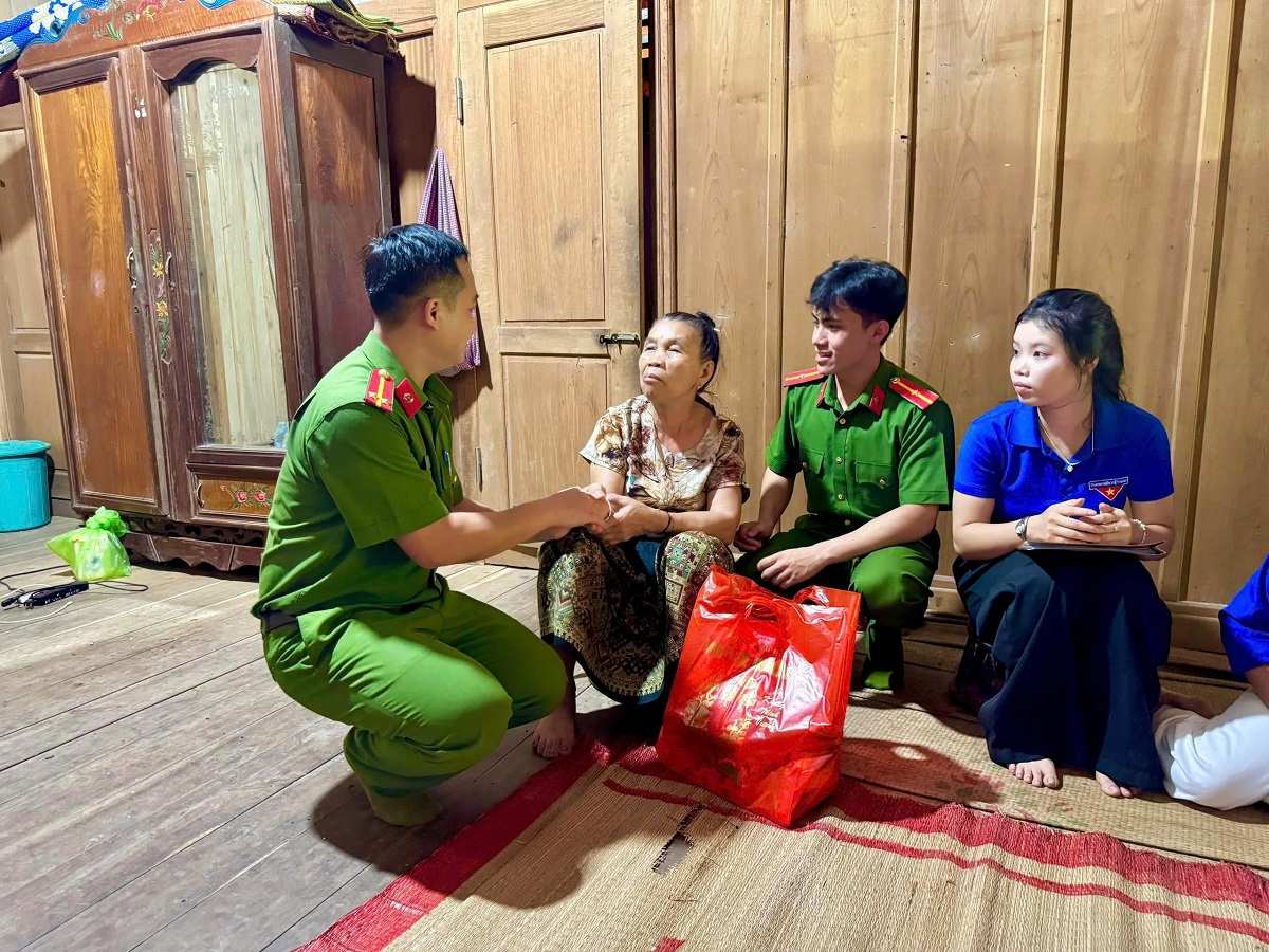 Nhon Mai Commune Police visit and give gifts to wounded soldiers, sick soldiers, relatives of martyrs and people with meritorious services to the revolution. Photo: Nghe An Police provided