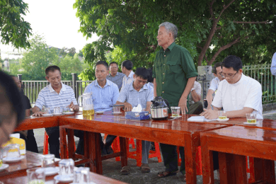 People's Council Delegates - Drinking tea and listening to the people speak" in Vu Thu commune, Hung Yen province. Photo: Luong Ha