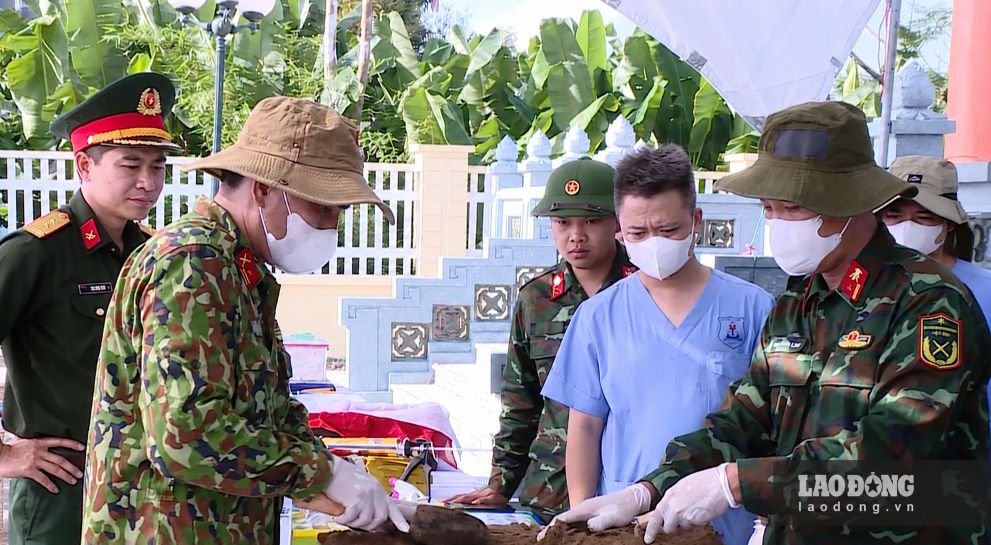 The process of taking biological samples of martyrs' remains is carried out meticulously and accurately. Photo: Tran Lam