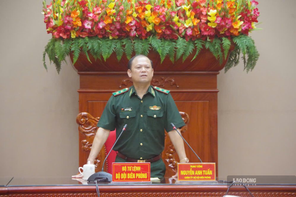 El teniente general Nguyen Anh Tuan - Secretario del Comité del Partido, Comisario Político de la Guardia Fronteriza - presidió la conferencia para anunciar las decisiones sobre el nombramiento de cuadros y el ascenso de rango militar para el personal. Foto: Minh Thu