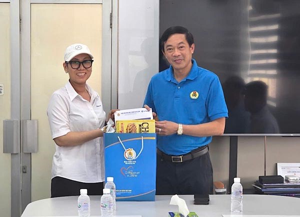 Ông Mai Lê Lợi - Chủ tịch Công đoàn Tổng Công ty Hàng hải Việt Nam - trao “Những món quà từ Đại hội XIV Công đoàn Việt Nam” tới chị Võ Trần Nhật Linh. Ảnh: Công đoàn Tổng Công ty Hàng hải Việt Nam