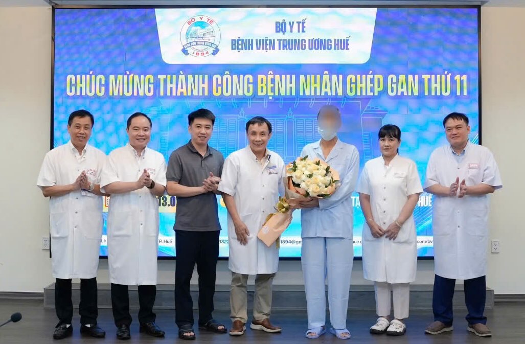 The 11th liver transplant patient is discharged from the hospital after the successful transplant. Photo: Provided by Hue Central Hospital.