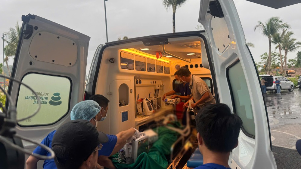 Ca bệnh này đã được ưu tiên hoàn tất toàn bộ các thủ tục tại sân bay một cách nhanh nhất để chuyển đến Bệnh viện Chợ Rẫy (TPHCM). Ảnh: Hoàng Dung