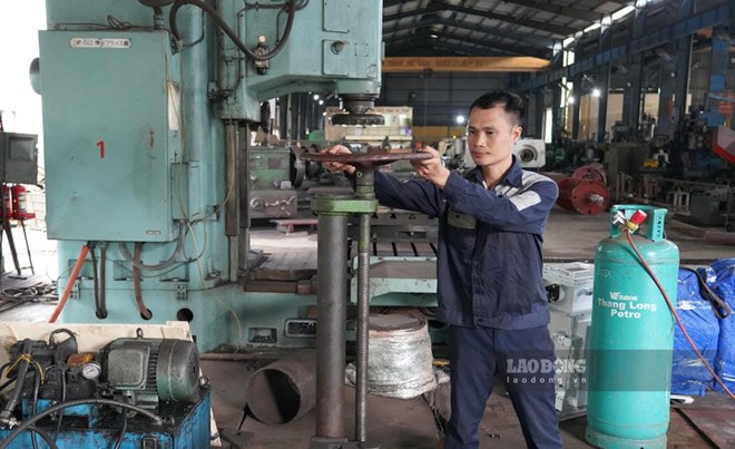 Anh Phạm Văn Trung - Tổ trưởng Tổ sửa chữa cơ điện, Công ty CP Cơ khí Hòn Gai - Vinacomin - giới thiệu sáng kiến “Bộ đồ gá tháo, lắp vòng bi trục toa xe”. Ảnh: Đoàn Hưng