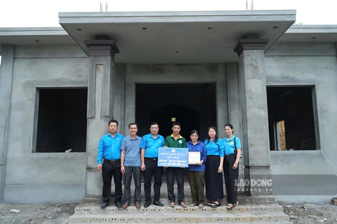 Lãnh đạo Công đoàn xã Bảo Thắng trao hỗ trợ chương trình "Mái ấm Công đoàn" cho đoàn viên Nguyễn Tiến Cường. Ảnh: Đinh Đại