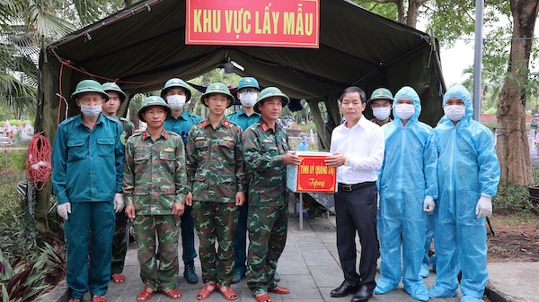 Đoàn công tác lãnh đạo tỉnh Quảng Trị do đồng chí Nguyễn Văn Phương, Bí thư Tỉnh ủy Quảng Trị làm trưởng đoàn thăm hỏi, động viên và tặng quà các lực lượng đang thực hiện nhiệm vụ tại NTLS Quốc gia Đường 9. Ảnh: Bộ CHQS tỉnh Quảng Trị