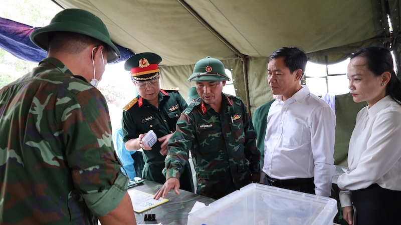 Quang Tri Provincial Party Secretary Le Van Phuong (2nd from right) inspects the sampling, information digitization and handover of martyr remains at National Martyrs' Cemetery of Road 9. Photo: Quang Tri Provincial Military Command