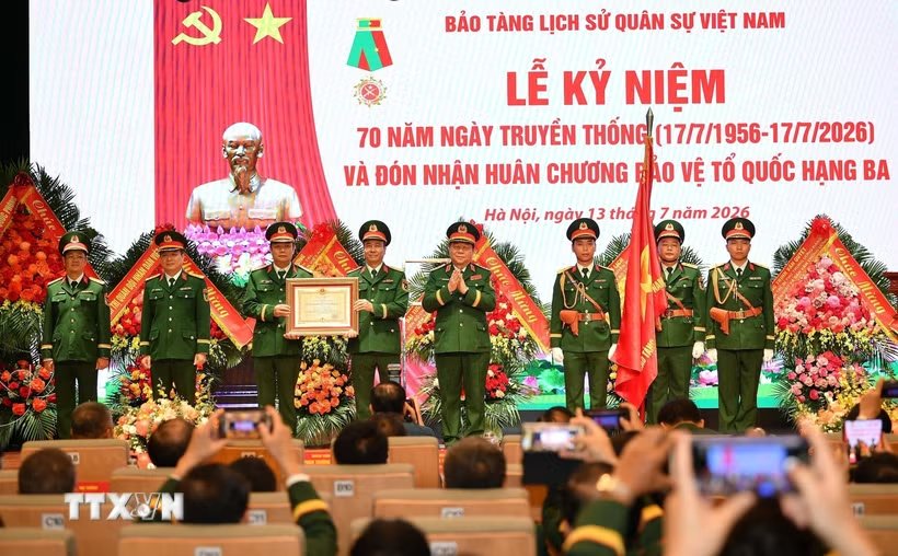 Đại tướng Nguyễn Trọng Nghĩa, Ủy viên Bộ Chính trị, Bí thư Trung ương Đảng, Chủ nhiệm Tổng cục Chính trị Quân đội nhân dân Việt Nam trao Huân chương Bảo vệ Tổ quốc hạng Ba tặng Bảo tàng Lịch sử Quân sự Việt Nam. (Ảnh: Trọng Đức/TTXVN) 