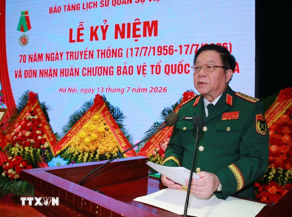 El General Nguyen Trong Nghia enfatizó el requisito de que el Museo de Historia Militar de Vietnam mantenga su posición como museo líder en el sistema de museos militares y nacionales, alcanzando gradualmente el nivel regional e internacional. Foto: TTXVN