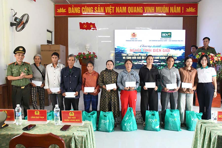 The "Border Affection" program in 2026 of Da Nang City Police has presented 50 gifts to households in difficult circumstances; presented gifts in gratitude to village elders and prestigious people in Dac Pring commune. Photo: Da Nang City e-Portal