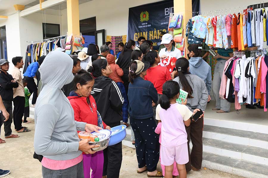 “Gian hàng 0 đồng” do thanh niên công an TP. Đà Nẵng cung cấp nhu yếu phẩm cho người dân trên địa bàn. Ảnh: Cổng TTĐT Công an TP. Đà Nẵng