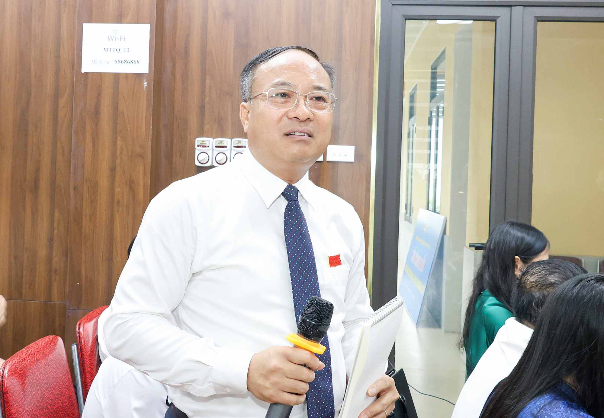Giám đốc Sở Nội vụ tỉnh Nghệ An Nguyễn Viết Hưng phát biểu tại phiên thảo luận. Ảnh: UBND tỉnh Nghệ An 