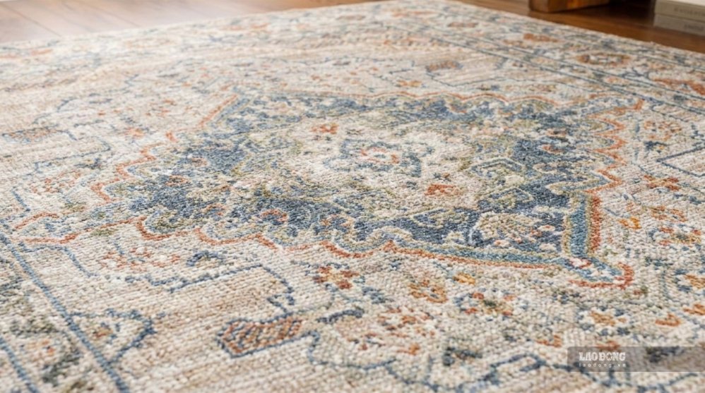 Suitable carpets are one of the secrets to making the living room warmer. Photo: Thu Huong