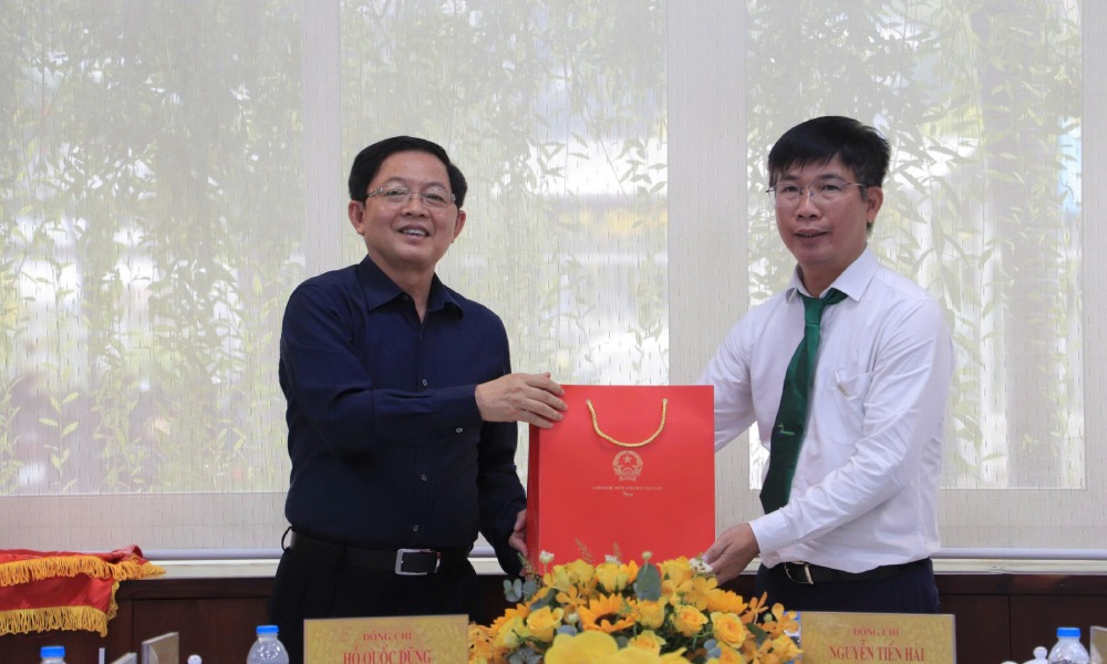 Phó Thủ tướng Chính phủ Hồ Quốc Dũng tặng quà cho lãnh đạo Công ty Cổ phần Rau quả thực phẩm An Giang. Ảnh: Ngọc Mai