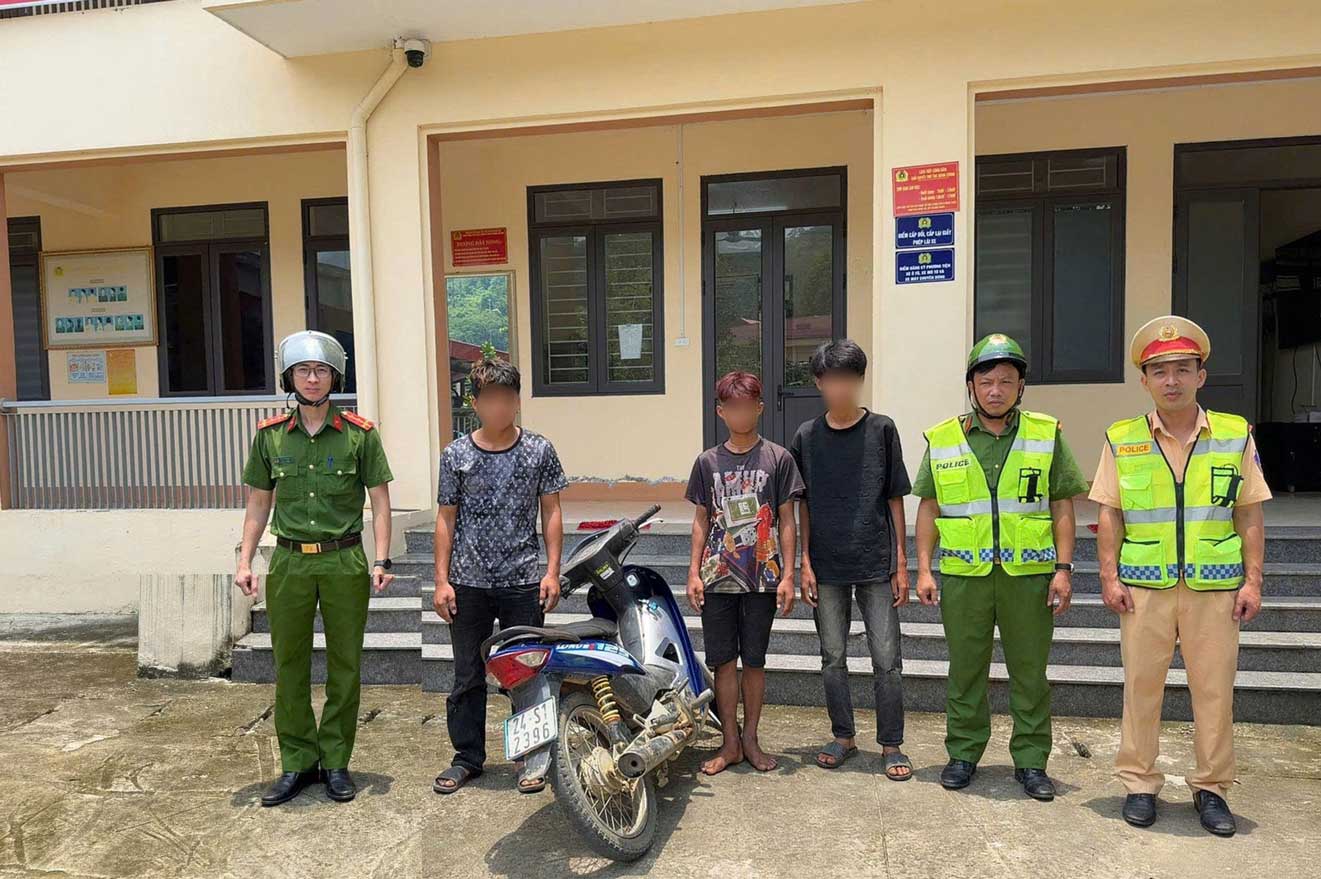 Drivers of vehicles and motorbikes violating regulations at the Police agency. Photo: Lao Cai Police