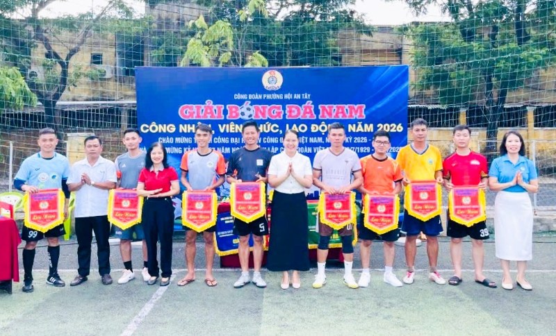 El Comité Organizador entrega banderas conmemorativas a los equipos de fútbol que participan en el Torneo de Fútbol para Trabajadores, Funcionarios y Empleados de Hoi An Tay, Da Nang. Foto: Proporcionada por el Sindicato del barrio de Hoi An Tay