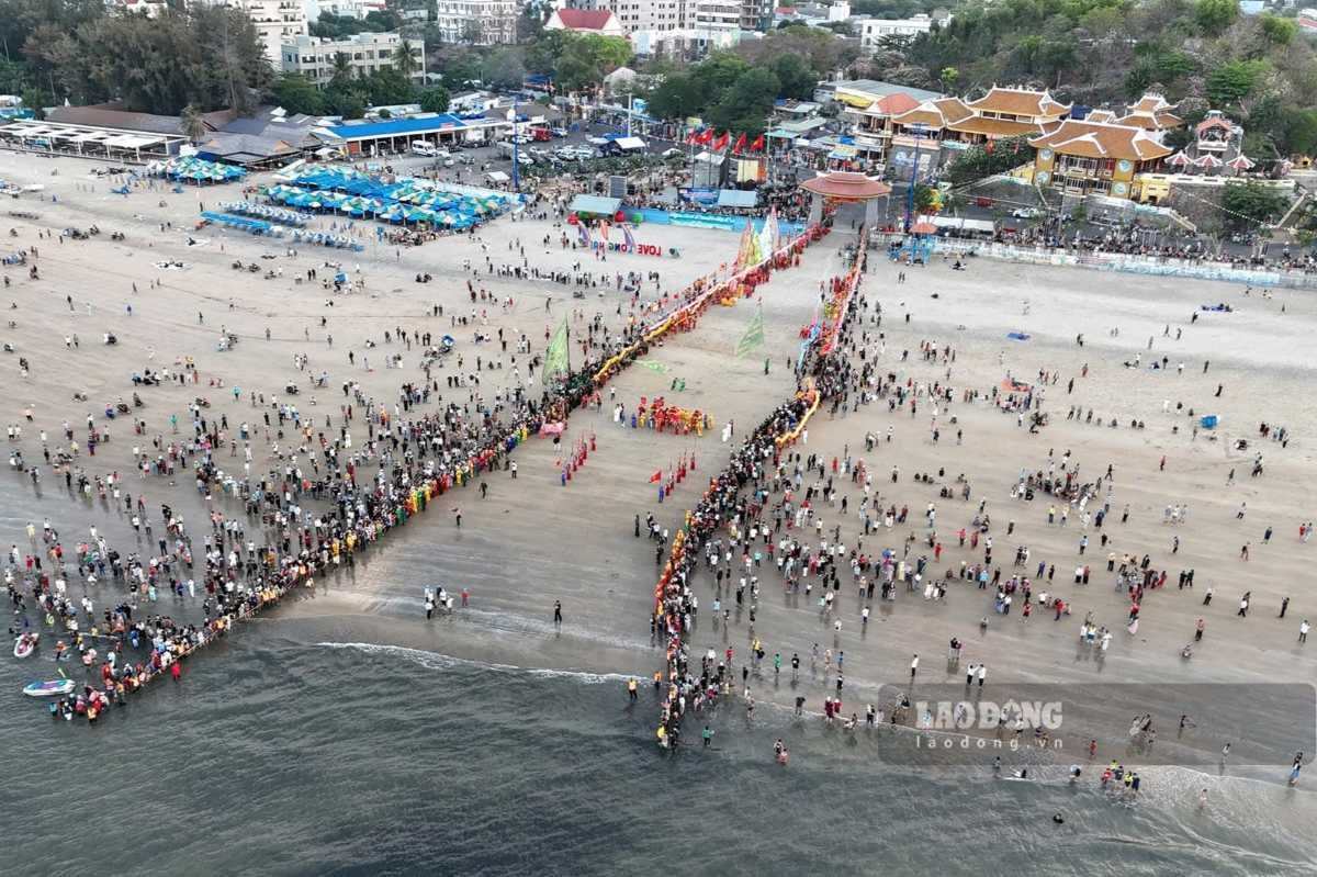 Dinh Co attracts a large number of people and tourists to visit and worship. Photo: Thanh An