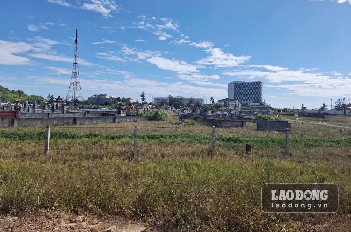 Khu nghĩa trang cũ ở xã Thiên Cầm này đã đóng cửa gần 3 năm, trong khi nghĩa trang mới chậm triển khai xây dựng. Ảnh: Trần Tuấn
