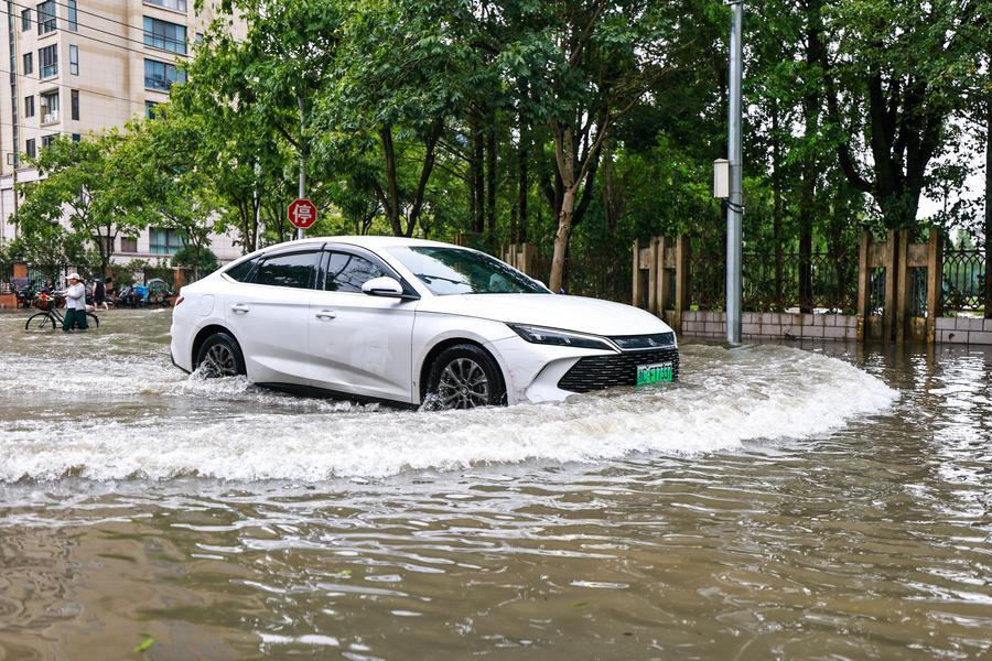 Con đường ngập nước ở thành phố Nhạc Thanh, tỉnh Chiết Giang, miền đông Trung Quốc ngày 12.7. Ảnh: Xinhua