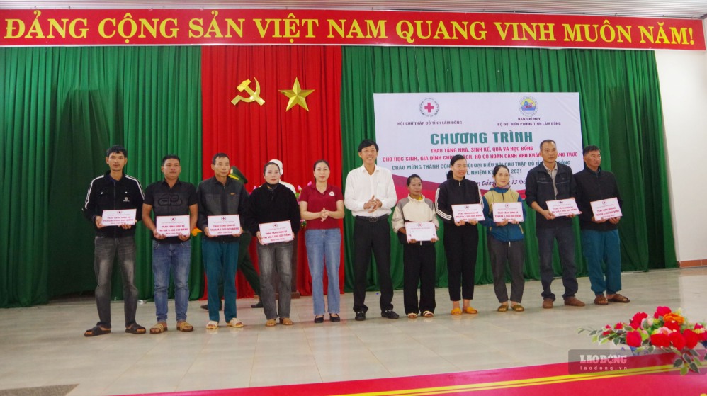 Ban tổ chức trao 10 suất hỗ trợ sinh kế cho các hộ gia đình có hoàn cảnh đặc biệt khó khăn. Ảnh: Văn Hoàn (Bộ đội Biên phòng tỉnh Lâm Đồng)