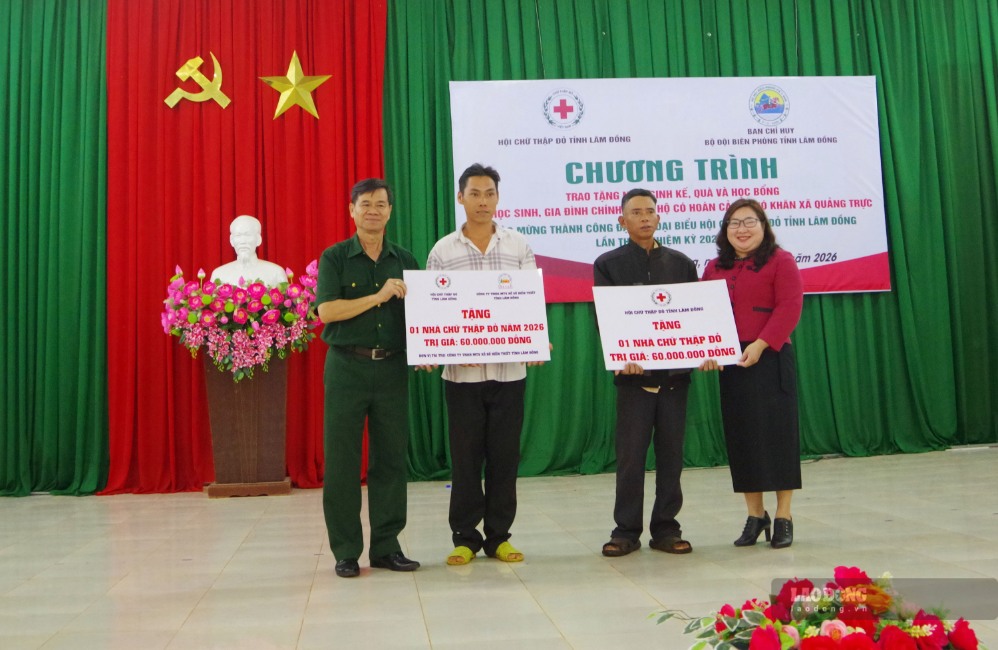 The Lam Dong Provincial Red Cross Society presents funding to support the construction of houses for poor households in Quang Truc commune. Photo: Van Hoan (Lam Dong Provincial Border Guard)
