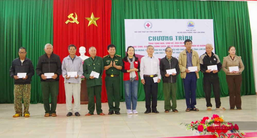 Ban Tổ chức trao quà cho các gia đình chính sách có hoàn cảnh khó khăn. Ảnh: Văn Hoàn (Bộ đội Biên phòng tỉnh Lâm Đồng)