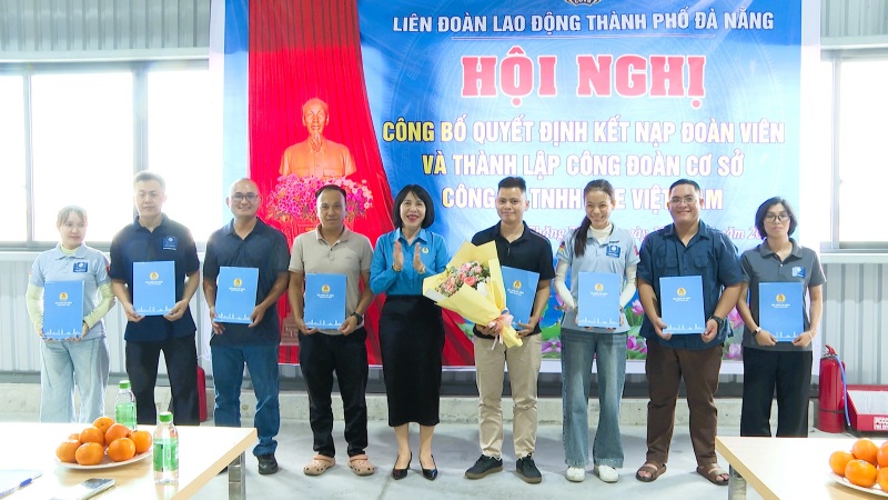 Establishment of OBE Vietnam grassroots trade union in Da Nang, admitting 38 union members. Photo: Da Nang Trade Union provided